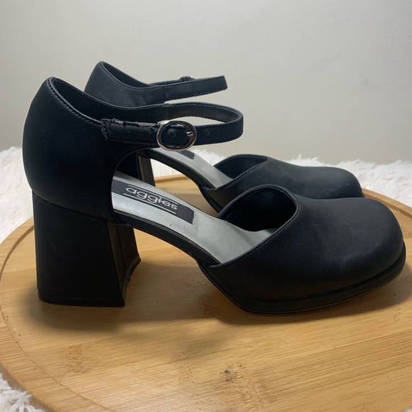 Aggies Heels Women’s Size 7.5 Black Closed Toe Buckled Strap Block Heel 1.75” - Picture 5 of 8